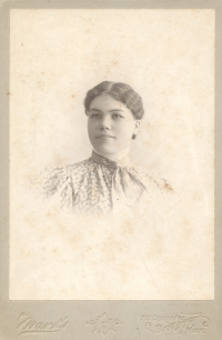 Lillian May Huntley 1881 01